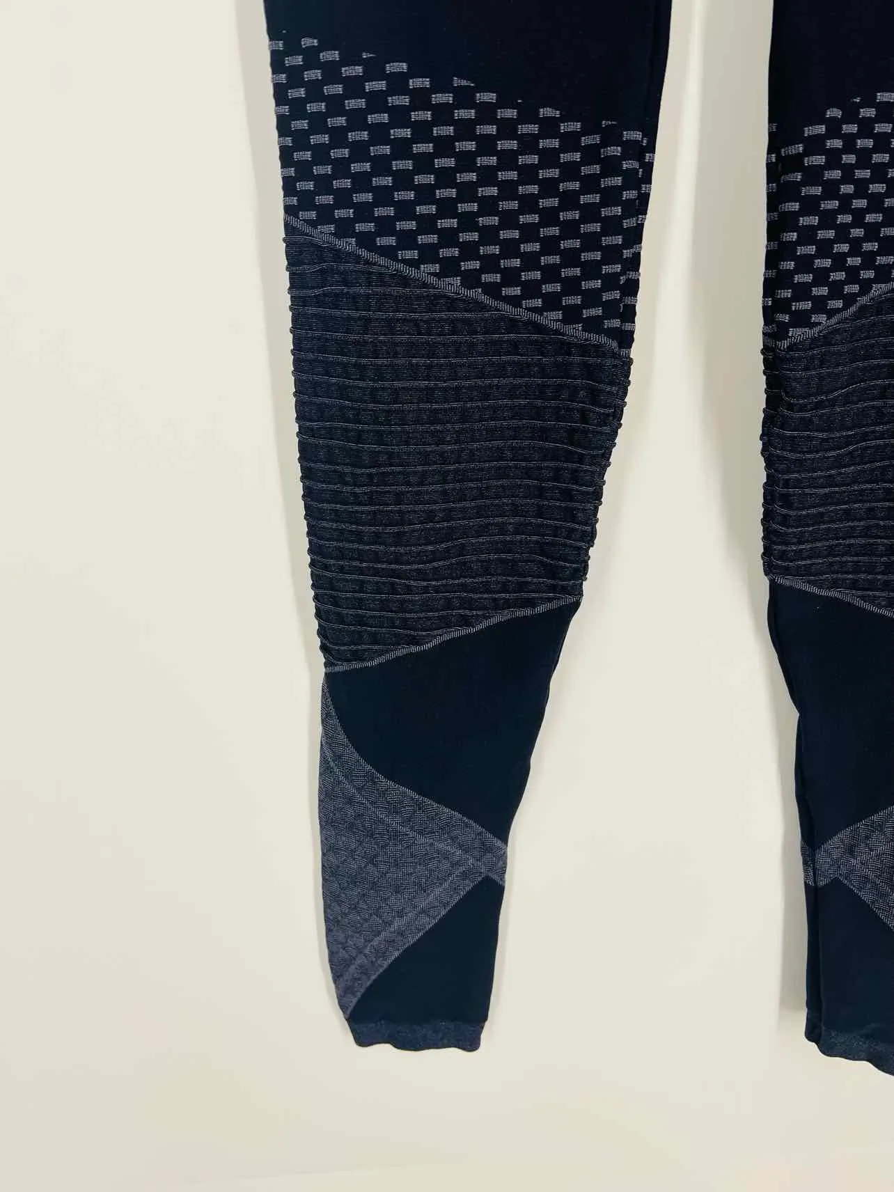 Spanx Size M Navy Blocked Ribbed Activewear Leggings